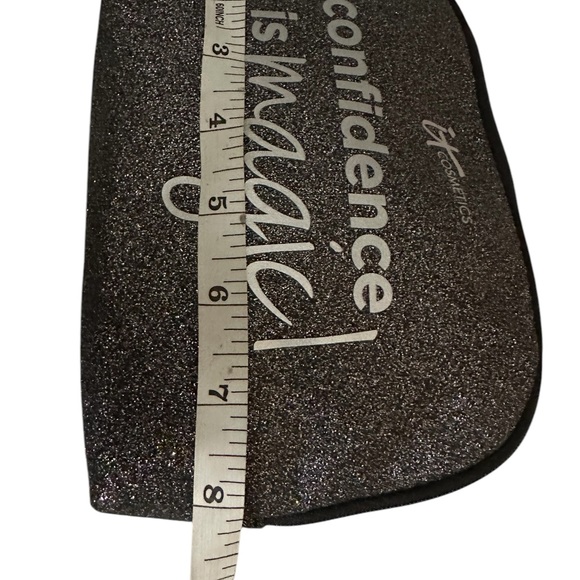 IT Cosmetics Airbrush Flawless Foundation Brush KER90W Bundle IT Makeup Bag New - Picture 7 of 14